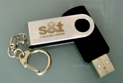 lasersko graviranje na usb kljucek.jpg